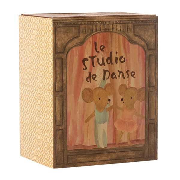 Book cover with two teddy bears and text 'Le Studio de Danse' on a decorative background