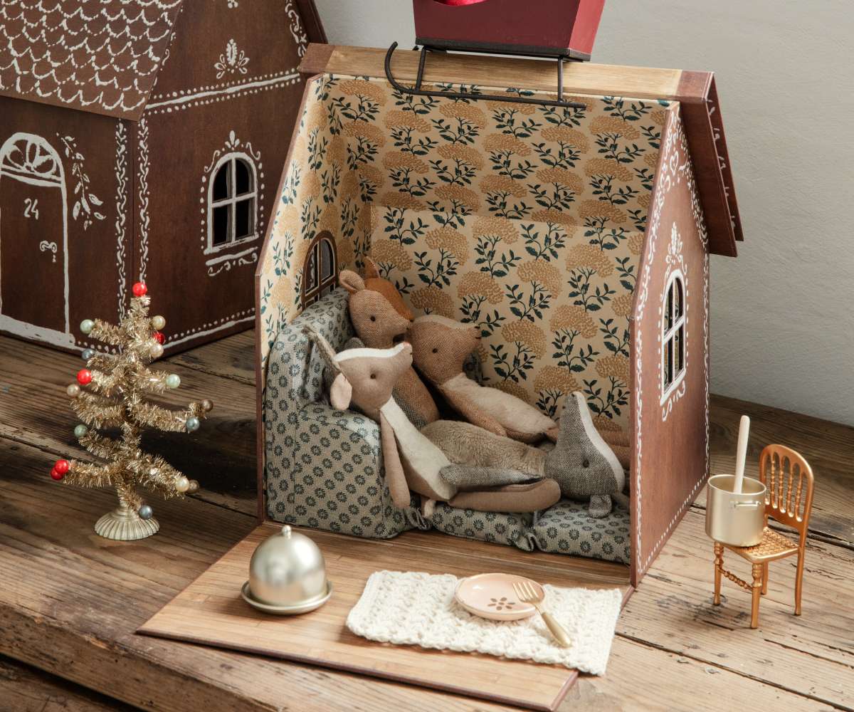 Maileg Deer Little Sister in Gingerbread House