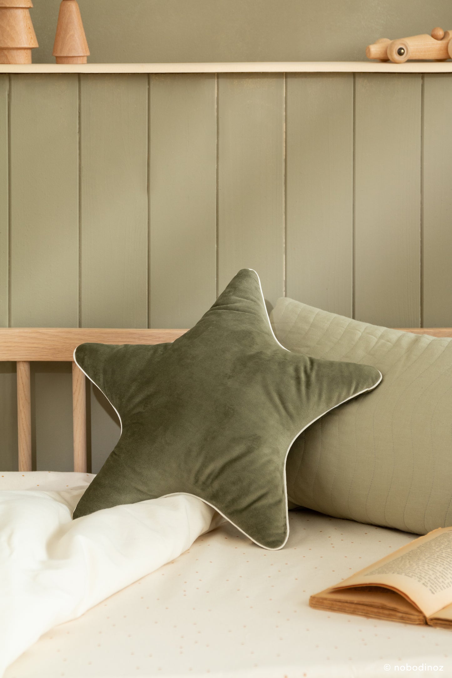 Nobodinoz Aristote Star Velvet Cushion 40X40 - Olive Green